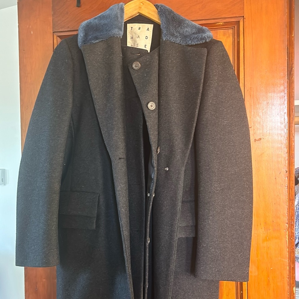 Classy Dark grey button down coat w/ double pockets & blue fur trim collar